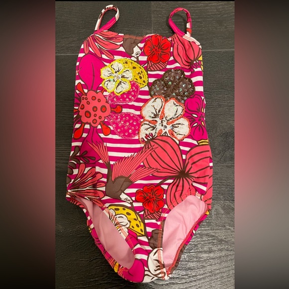 Insane swim suit! - Picture 1 of 2